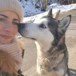 Sonia to piękna sunia w typie husky, która przeszła w życiu bardzo wiele i teraz z nadzieją wypatruje nowego, bezpiecznego jutra. Została uratowana interwencyjnie ze złych warunków razem ze swoim brat